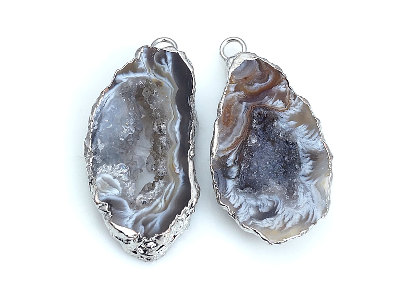 Пара подвесок срезов жеод морозного агата в оправе цвета "серебро". Месторождение - Бразилия. Подвес - 2 мм. Размеры и вес усреднены. Мелкие выемки.
 | Интернет-магазин товаров для рукоделия