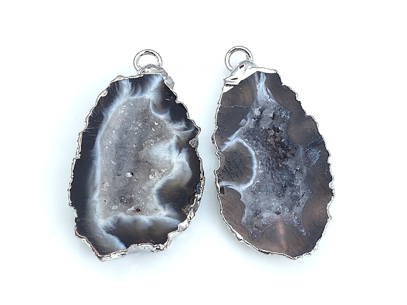 Пара подвесок срезов жеод морозного агата в оправе цвета "серебро". Месторождение - Бразилия. Подвес - 2 мм. Размеры и вес усреднены. Мелкие выемки.
 | Интернет-магазин товаров для рукоделия