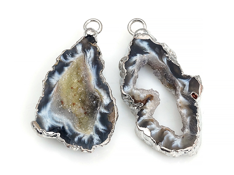 Пара подвесок срезов жеод морозного агата в оправе цвета "серебро". Месторождение - Бразилия. Подвес - 2 мм. Размеры и вес усреднены. Мелкие выемки.
