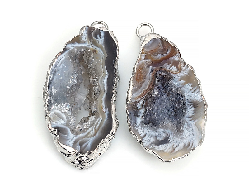 Пара подвесок срезов жеод морозного агата в оправе цвета "серебро". Месторождение - Бразилия. Подвес - 2 мм. Размеры и вес усреднены. Мелкие выемки.

