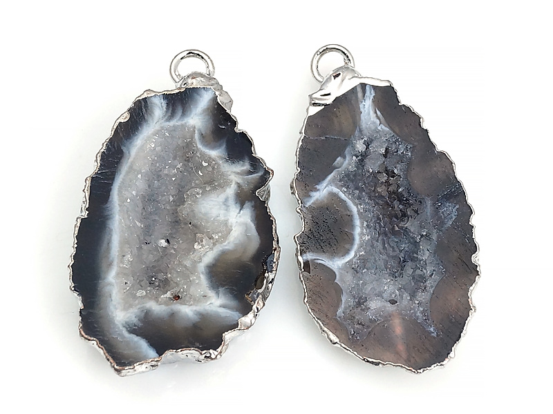Пара подвесок срезов жеод морозного агата в оправе цвета "серебро". Месторождение - Бразилия. Подвес - 2 мм. Размеры и вес усреднены. Мелкие выемки.
