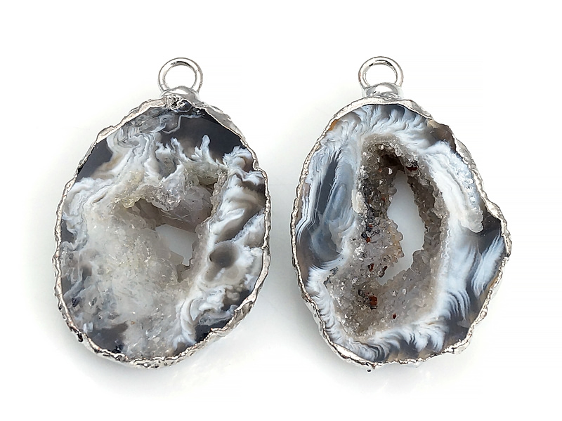 Пара подвесок срезов жеод морозного агата в оправе цвета "серебро". Месторождение - Бразилия. Подвес - 2 мм. Размеры и вес усреднены. Мелкие выемки.
