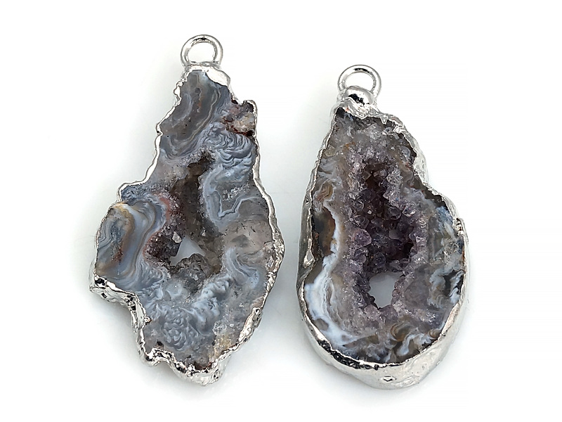 Пара подвесок срезов жеод морозного агата в оправе цвета "серебро". Месторождение - Бразилия. Подвес - 2 мм. Размеры и вес усреднены. Мелкие выемки.
