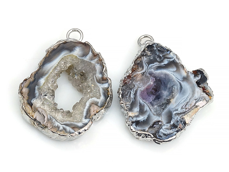 Пара подвесок срезов жеод морозного агата в оправе цвета "серебро". Месторождение - Бразилия. Подвес - 2 мм. Размеры и вес усреднены. Мелкие выемки.
