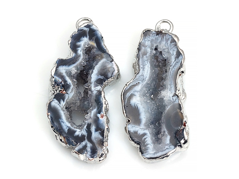 Пара подвесок срезов жеод морозного агата в оправе цвета "серебро". Месторождение - Бразилия. Подвес - 2 мм. Размеры и вес усреднены. Мелкие выемки.
