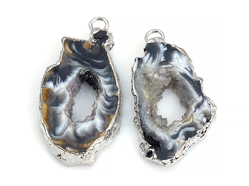 Пара подвесок срезов жеод морозного агата в оправе цвета "серебро". Месторождение - Бразилия. Подвес - 2 мм. Размеры и вес усреднены. Мелкие выемки.
