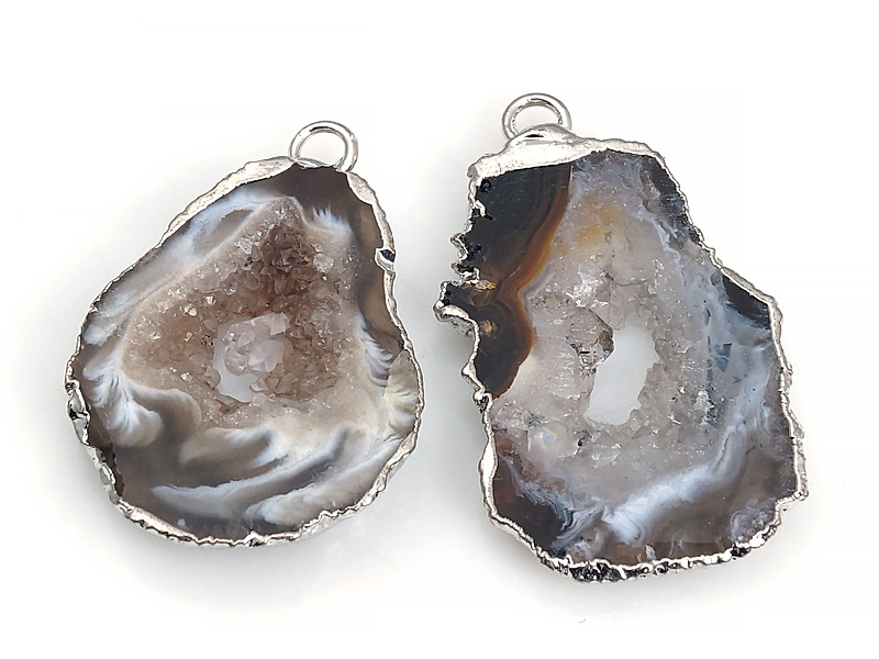 Пара подвесок срезов жеод морозного агата в оправе цвета "серебро". Месторождение - Бразилия. Подвес - 2 мм. Размеры и вес усреднены. Мелкие выемки.
