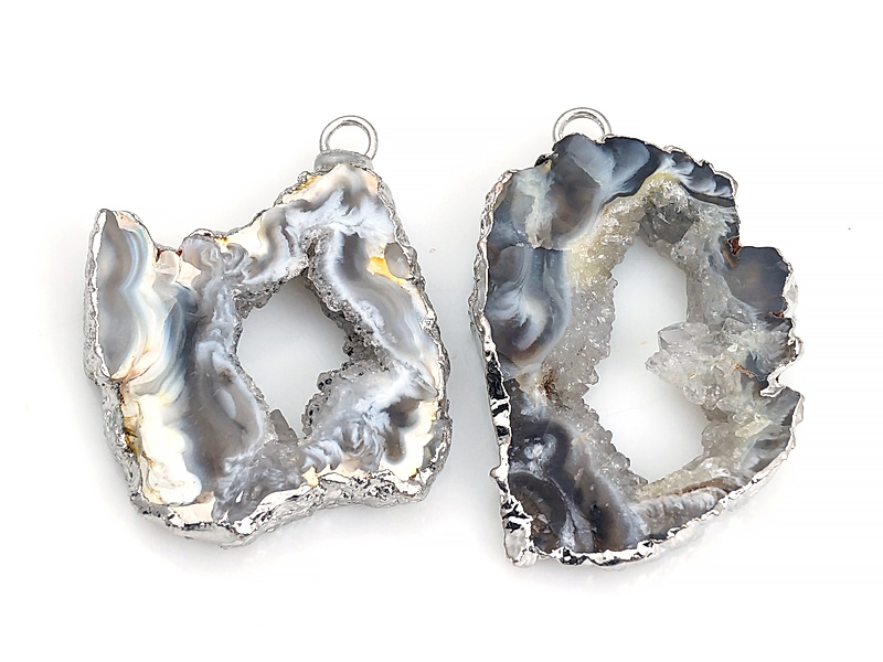Пара подвесок срезов жеод морозного агата в оправе цвета "серебро". Месторождение - Бразилия. Подвес - 2 мм. Размеры и вес усреднены. Мелкие выемки.

