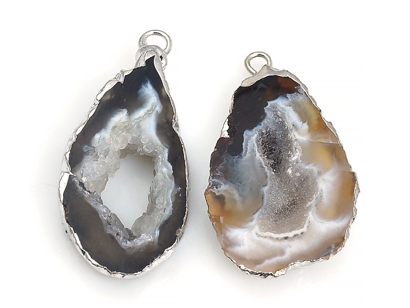 Пара подвесок срезов жеод морозного агата в оправе цвета "серебро". Месторождение - Бразилия. Подвес - 2 мм. Размеры и вес усреднены. Мелкие выемки.
