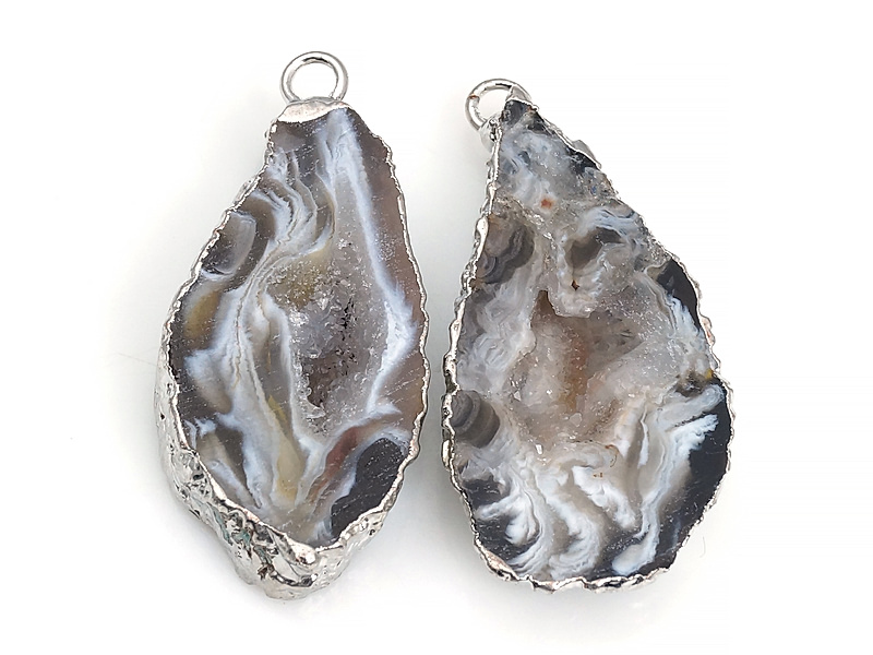 Пара подвесок срезов жеод морозного агата в оправе цвета "серебро". Месторождение - Бразилия. Подвес - 2 мм. Размеры и вес усреднены. Мелкие выемки.
