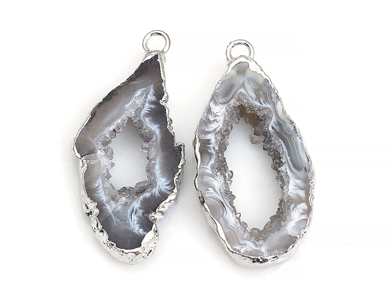 Пара подвесок срезов жеод морозного агата в оправе цвета "серебро". Месторождение - Бразилия. Подвес - 2 мм. Размеры и вес усреднены. Мелкие выемки.
