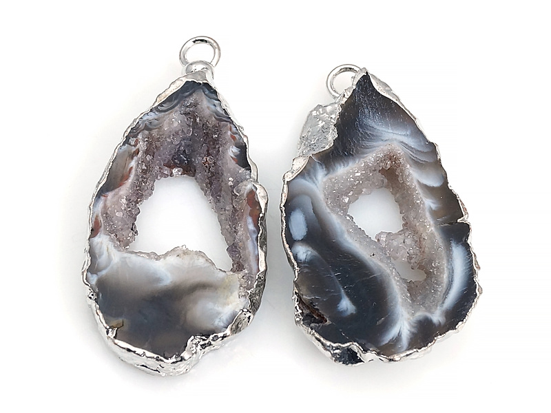 Пара подвесок срезов жеод морозного агата в оправе цвета "серебро". Месторождение - Бразилия. Подвес - 2 мм. Размеры и вес усреднены. Мелкие выемки.

