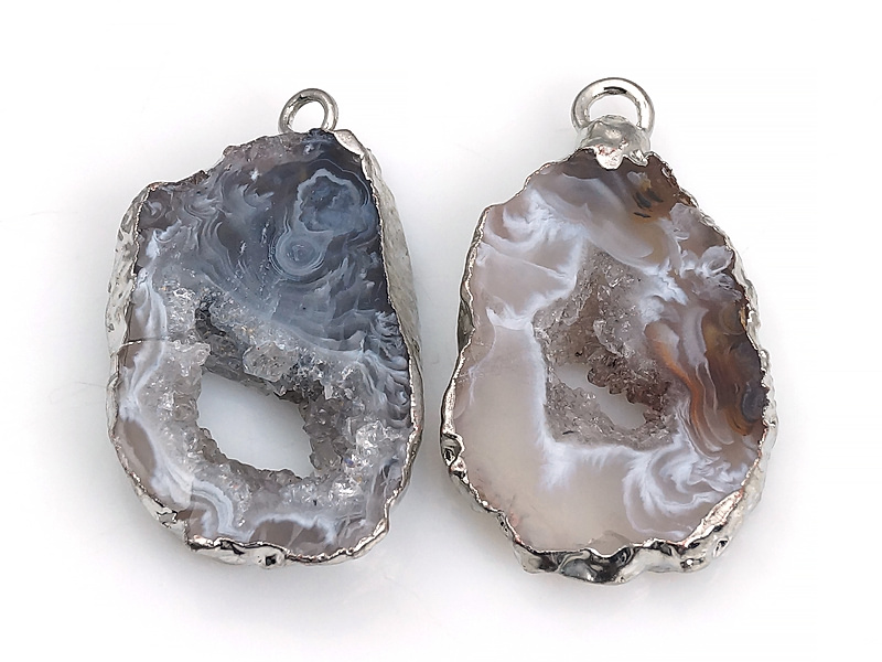 Пара подвесок срезов жеод морозного агата в оправе цвета "серебро". Месторождение - Бразилия. Подвес - 2 мм. Размеры и вес усреднены. Мелкие выемки.