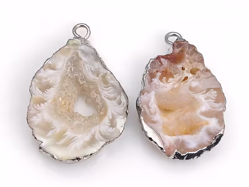 Пара подвесок срезов жеод морозного агата в оправе цвета "серебро". Месторождение - Бразилия. Подвес - 2 мм. Размеры и вес усреднены. Мелкие выемки. | Интернет-магазин товаров для рукоделия