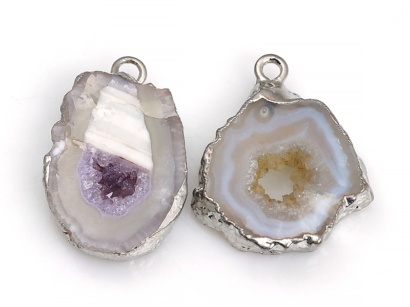 Пара подвесок срезов жеод морозного агата в оправе цвета "серебро". Месторождение - Бразилия. Подвес - 2 мм. Размеры и вес усреднены. Мелкие выемки.