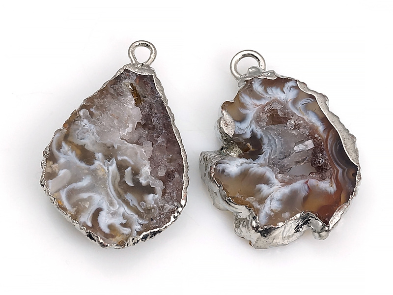 Пара подвесок срезов жеод морозного агата в оправе цвета "серебро". Месторождение - Бразилия. Подвес - 2 мм. Размеры и вес усреднены. Мелкие выемки.