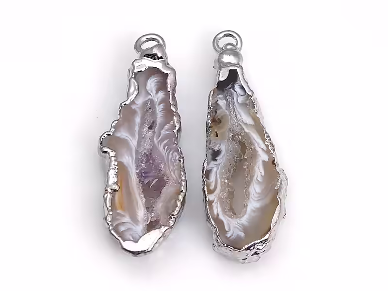 Пара подвесок срезов жеод морозного агата в оправе цвета "серебро". Месторождение - Бразилия. Подвес - 2 мм. Размеры и вес усреднены. Мелкие выемки. | Интернет-магазин товаров для рукоделия