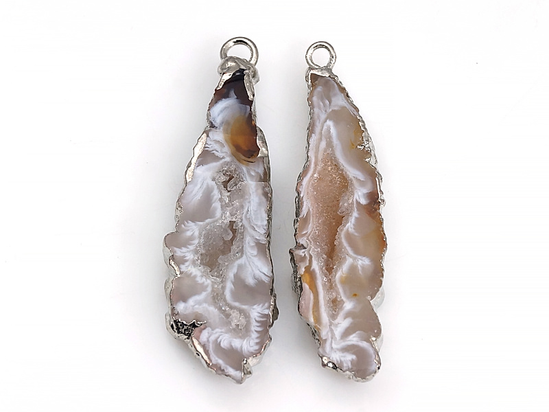 Пара подвесок срезов жеод морозного агата в оправе цвета "серебро". Месторождение - Бразилия. Подвес - 2 мм. Размеры и вес усреднены. Мелкие выемки.