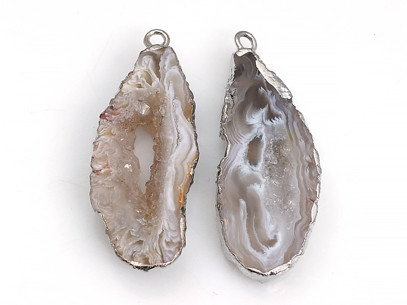Пара подвесок срезов жеод морозного агата в оправе цвета "серебро". Месторождение - Бразилия. Подвес - 2 мм. Размеры и вес усреднены. Мелкие выемки.