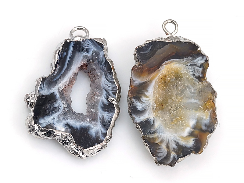 Пара подвесок срезов жеод морозного агата в оправе цвета "серебро". Месторождение - Бразилия. Подвес - 2 мм. Размеры и вес усреднены. Мелкие выемки.