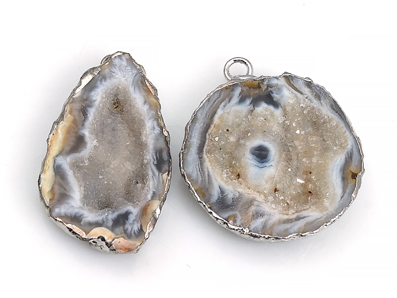 Пара подвесок срезов жеод морозного агата в оправе цвета "серебро". Месторождение - Бразилия. Подвес - 2 мм. Размеры и вес усреднены. Мелкие выемки.