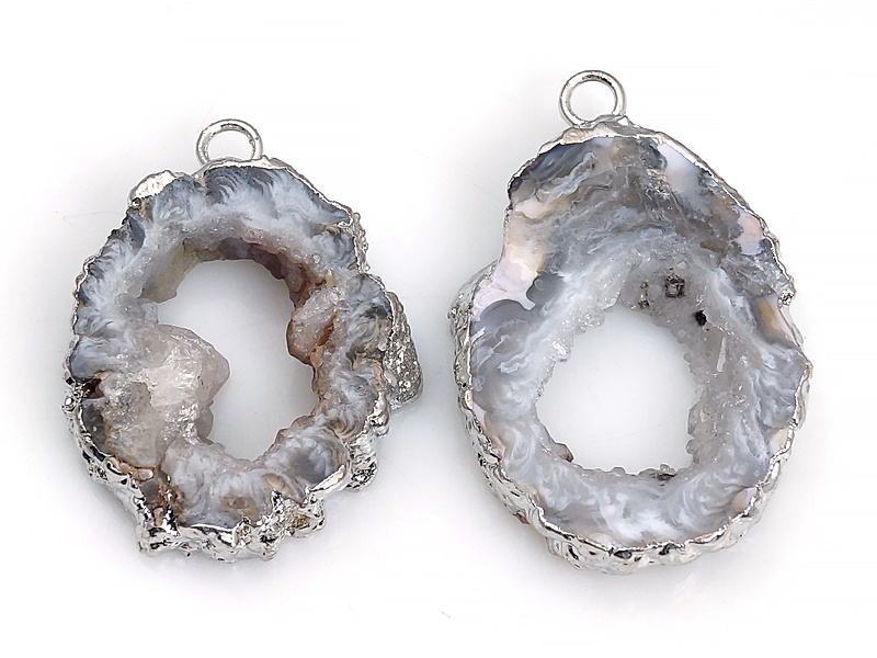 Пара подвесок срезов жеод морозного агата в оправе цвета "серебро". Месторождение - Бразилия. Подвес - 2 мм. Размеры и вес усреднены. Мелкие выемки.