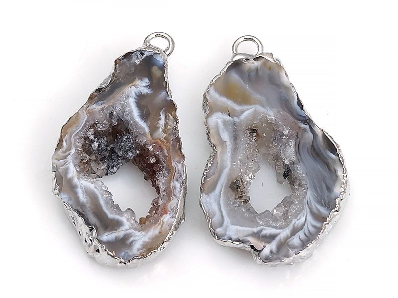 Пара подвесок срезов жеод морозного агата в оправе цвета "серебро". Месторождение - Бразилия. Подвес - 2 мм. Размеры и вес усреднены. Мелкие выемки.