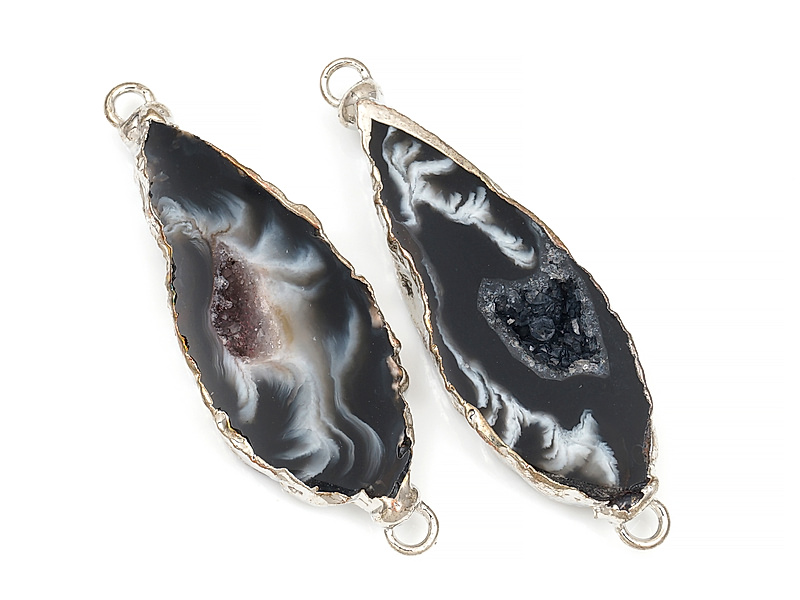 Коннектор среза жеод морозного агата в оправе цвета "серебро". Подвес - 2 мм. Размеры и вес усреднены. Мелкие выемки.
