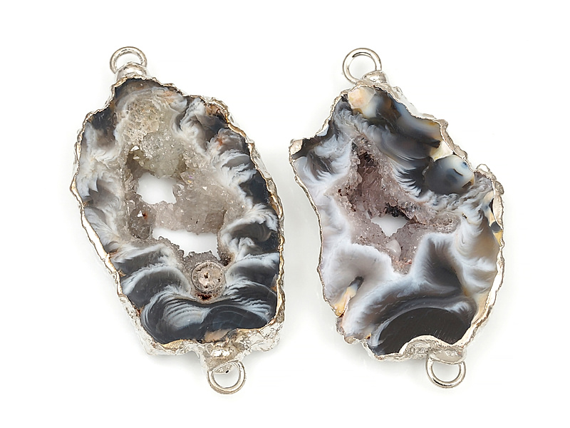 Коннектор среза жеод морозного агата в оправе цвета "серебро". Подвес - 2 мм. Размеры и вес усреднены. Мелкие выемки.
