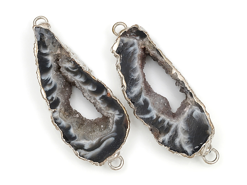 Коннектор среза жеод морозного агата в оправе цвета "серебро". Подвес - 2 мм. Размеры и вес усреднены. Мелкие выемки.
