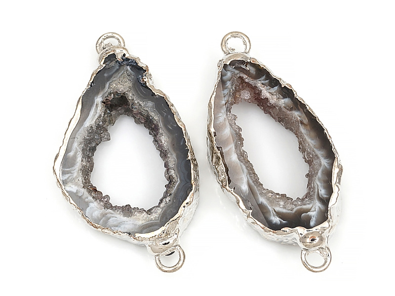 Коннектор среза жеод морозного агата в оправе цвета "серебро". Подвес - 2 мм. Размеры и вес усреднены. Мелкие выемки.
