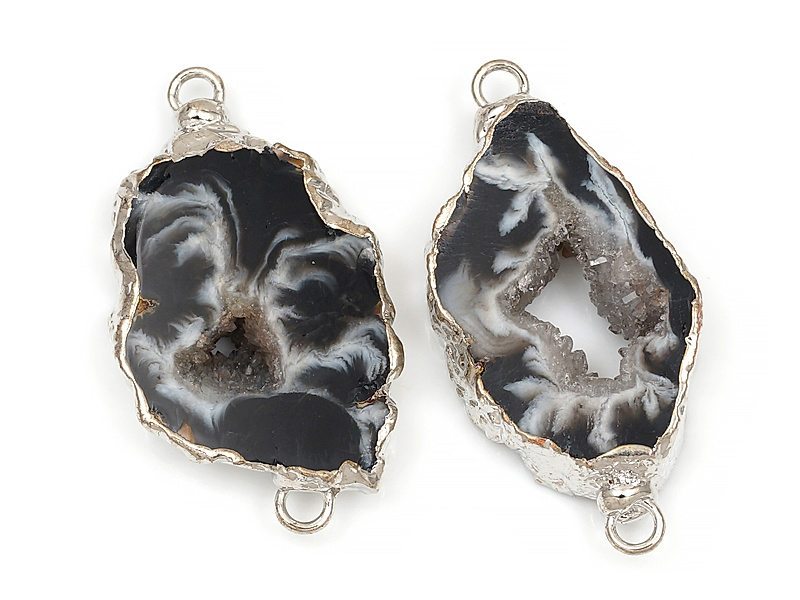 Коннектор среза жеод морозного агата в оправе цвета "серебро". Подвес - 2 мм. Размеры и вес усреднены. Мелкие выемки.
