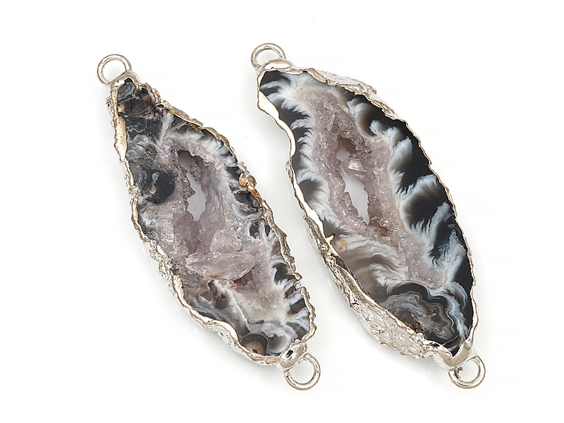 Коннектор среза жеод морозного агата в оправе цвета "серебро". Подвес - 2 мм. Размеры и вес усреднены. Мелкие выемки.
