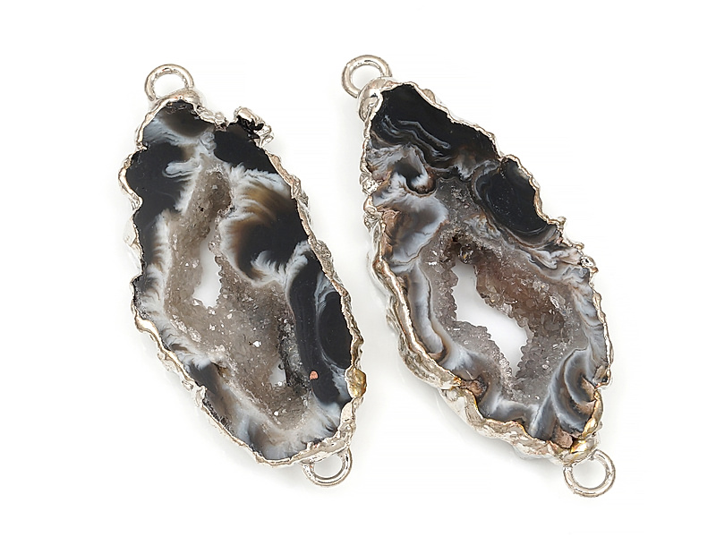 Коннектор среза жеод морозного агата в оправе цвета "серебро". Подвес - 2 мм. Размеры и вес усреднены. Мелкие выемки.
