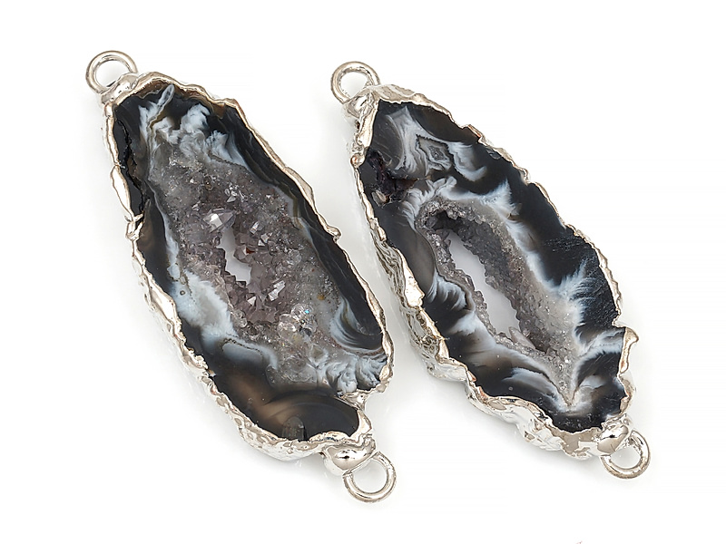 Коннектор среза жеод морозного агата в оправе цвета "серебро". Подвес - 2 мм. Размеры и вес усреднены. Мелкие выемки.
