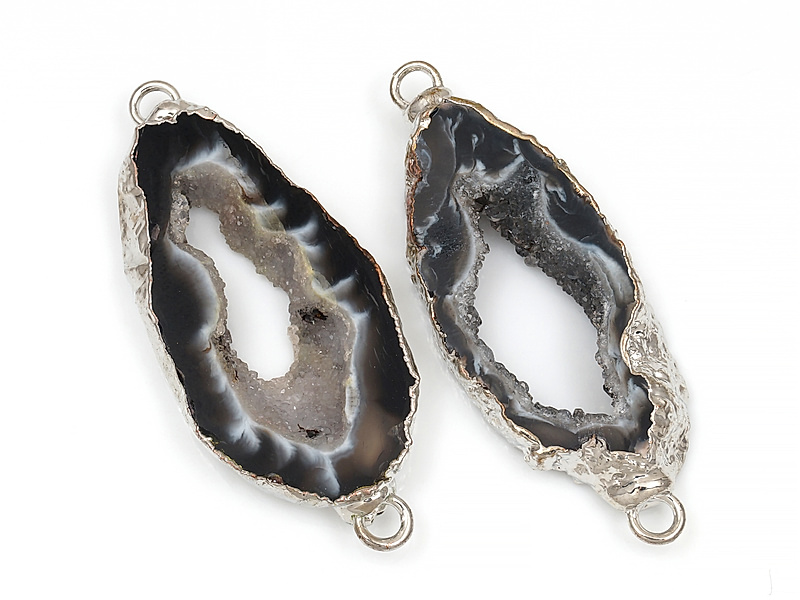 Коннектор среза жеод морозного агата в оправе цвета "серебро". Подвес - 2 мм. Размеры и вес усреднены. Мелкие выемки.
