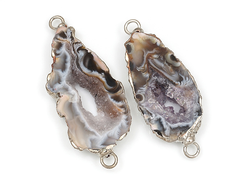 Коннектор среза жеод морозного агата в оправе цвета "серебро". Подвес - 2 мм. Размеры и вес усреднены. Мелкие выемки.
