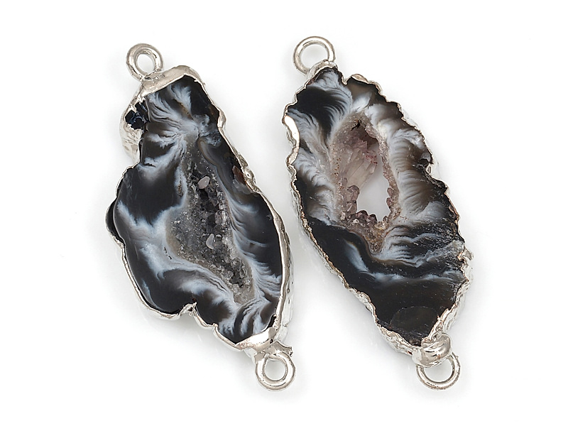 Коннектор среза жеод морозного агата в оправе цвета "серебро". Подвес - 2 мм. Размеры и вес усреднены. Мелкие выемки.
