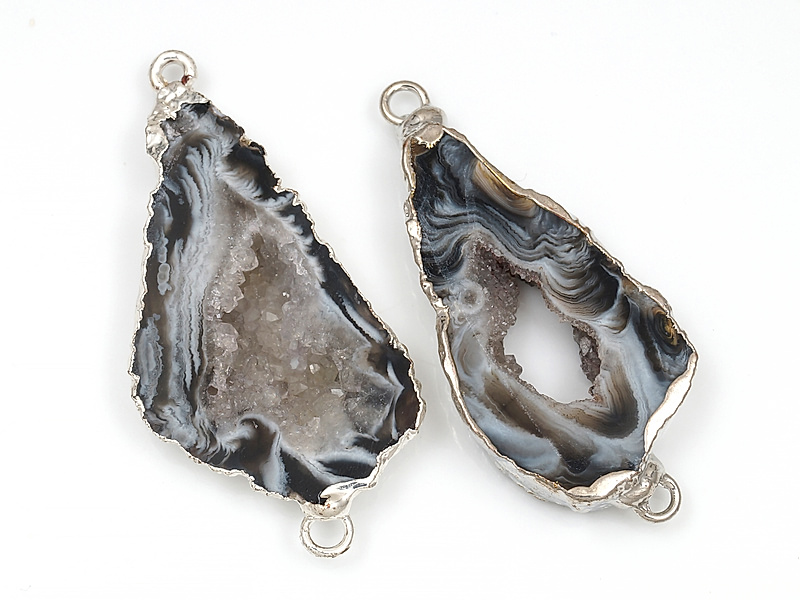 Пара коннекторов срезов жеод морозного агата в оправе цвета "серебро" . Подвес - 2 мм. Размеры и вес усреднены. Мелкие выемки. | Интернет-магазин товаров для рукоделия