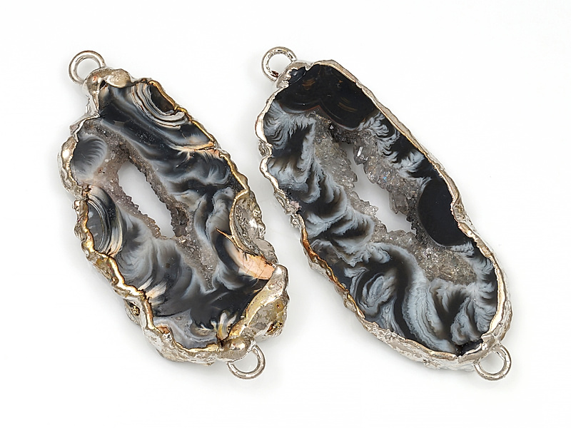 Пара коннекторов срезов жеод морозного агата в оправе цвета "серебро" . Подвес - 2 мм. Размеры и вес усреднены. Мелкие выемки. | Интернет-магазин товаров для рукоделия