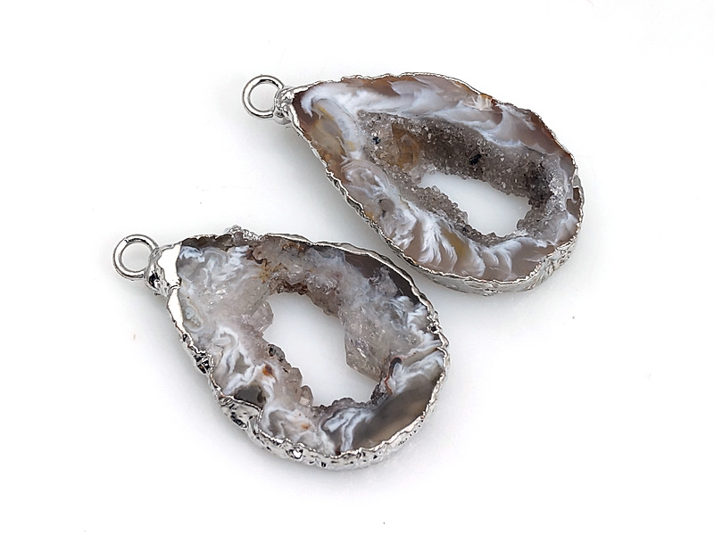 Пара подвесок срезов жеод морозного агата в оправе цвета "серебро". Месторождение - Бразилия. Подвес - 2 мм. Размеры и вес усреднены. Мелкие выемки.
 | Интернет-магазин товаров для рукоделия