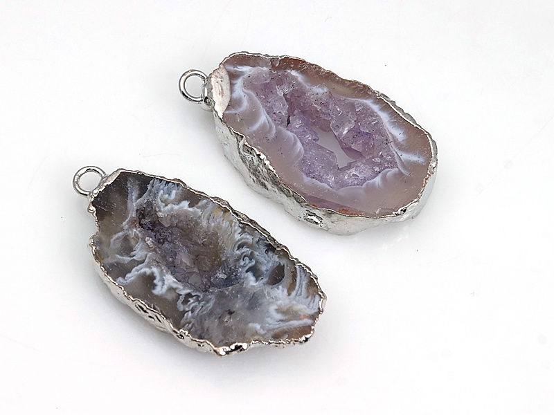 Пара подвесок срезов жеод морозного агата в оправе цвета "серебро". Месторождение - Бразилия. Подвес - 2 мм. Размеры и вес усреднены. Мелкие выемки.
| Интернет-магазин товаров для рукоделия