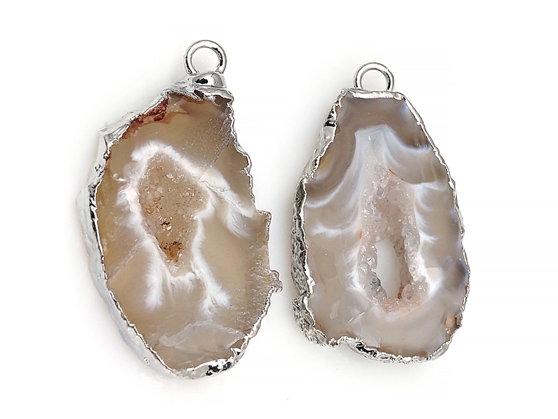 Пара подвесок срезов жеод морозного агата в оправе цвета "серебро". Месторождение - Бразилия. Подвес - 2 мм. Размеры и вес усреднены. Мелкие выемки. | Интернет-магазин товаров для рукоделия