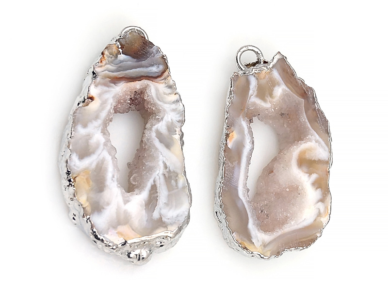 Пара подвесок срезов жеод морозного агата в оправе цвета "серебро". Месторождение - Бразилия. Подвес - 2 мм. Размеры и вес усреднены. Мелкие выемки. | Интернет-магазин товаров для рукоделия