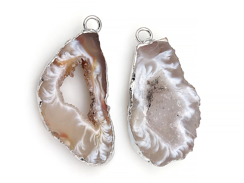 Пара подвесок срезов жеод морозного агата в оправе цвета "серебро". Месторождение - Бразилия. Подвес - 2 мм. Размеры и вес усреднены. Мелкие выемки. | Интернет-магазин товаров для рукоделия
