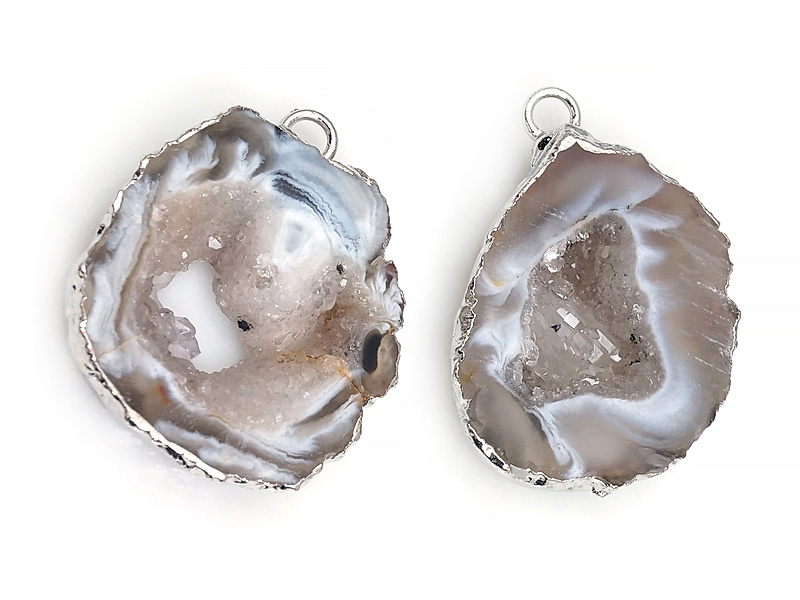 Пара подвесок срезов жеод морозного агата в оправе цвета "серебро". Месторождение - Бразилия. Подвес - 2 мм. Размеры и вес усреднены. Мелкие выемки. | Интернет-магазин товаров для рукоделия