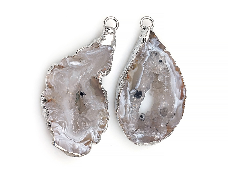 Пара подвесок срезов жеод морозного агата в оправе цвета "серебро". Месторождение - Бразилия. Подвес - 2 мм. Размеры и вес усреднены. Мелкие выемки. | Интернет-магазин товаров для рукоделия