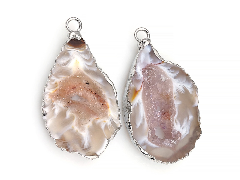 Пара подвесок срезов жеод морозного агата в оправе цвета "серебро". Месторождение - Бразилия. Подвес - 2 мм. Размеры и вес усреднены. Мелкие выемки. | Интернет-магазин товаров для рукоделия