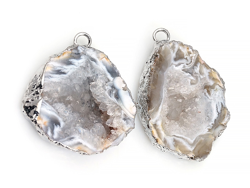 Пара подвесок срезов жеод морозного агата в оправе цвета "серебро". Месторождение - Бразилия. Подвес - 2 мм. Размеры и вес усреднены. Мелкие выемки. | Интернет-магазин товаров для рукоделия
