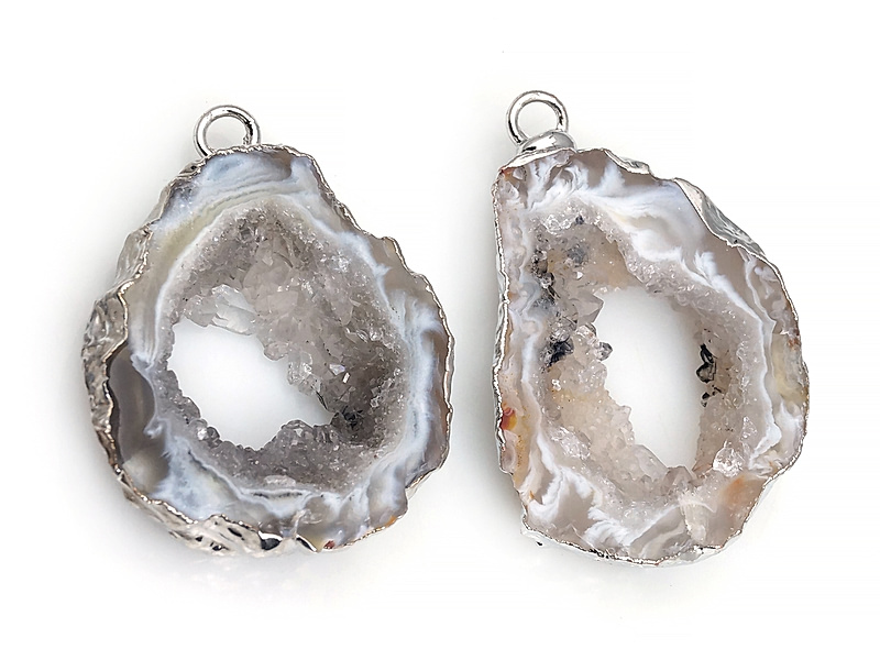 Пара подвесок срезов жеод морозного агата в оправе цвета "серебро". Месторождение - Бразилия. Подвес - 2 мм. Размеры и вес усреднены. Мелкие выемки. | Интернет-магазин товаров для рукоделия